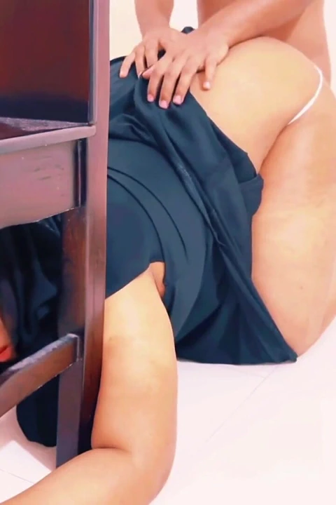 Suudi Arabistan'ın güzel iri güzel kadın ateşli üvey kız kardeşinin kendi arzusu sıkışıyor... Üvey erkek kardeşinden sikişmek için saç - büyük götünü sikiyor ve boşalıyor