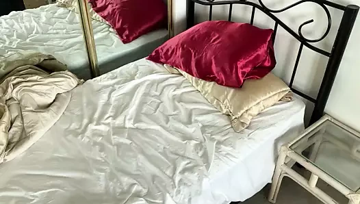 Üvey anne onu üniversiteye hazırlamak için üvey oğluyla seks yapıyor