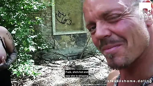 Şişman Alman piliç Ashley Cumstar büyük sahte göğüslerini emmesine izin veriyor! StevenShame