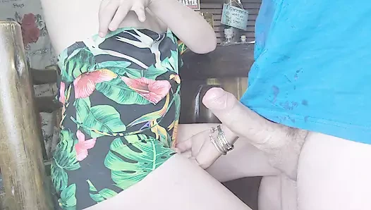 Benim üvey kardeşim bir bahsi kaybetti ve bana bir handjob vermek zorunda kaldı