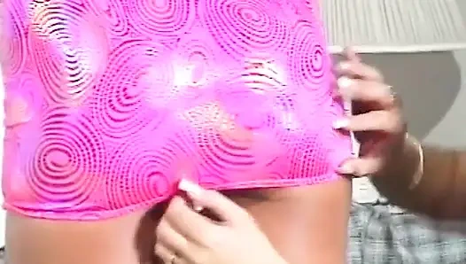 Harika memeli vahşi orta yaşlı seksi kadın kanepede zinde kadının sert yarağına biniyor