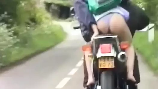 Fransa'dan ateşli sarışın piliç nemli amcığını parçalıyor