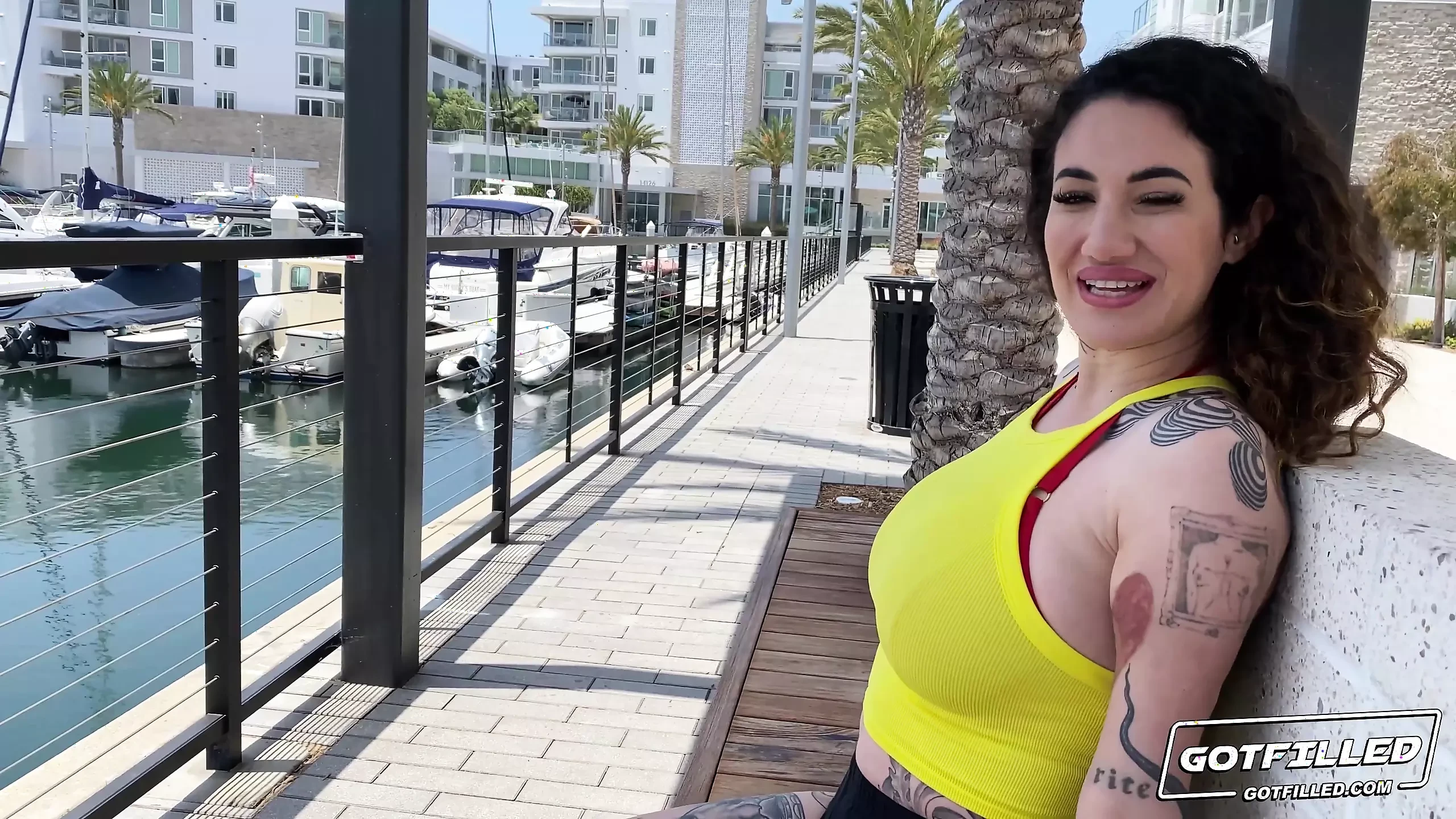 Arabelle Raphael'in götünü dolduruyor