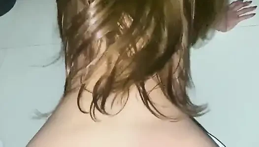 Güzel Doğal Vücutlu Kız, Komşusunu Diz Çökerek Yere Alıyor