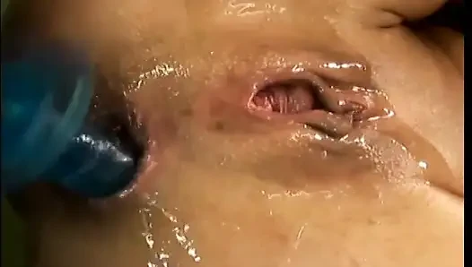 Ateşli piliç ekose etek giyerken yarağa biniyor ve anal seks yapıyor