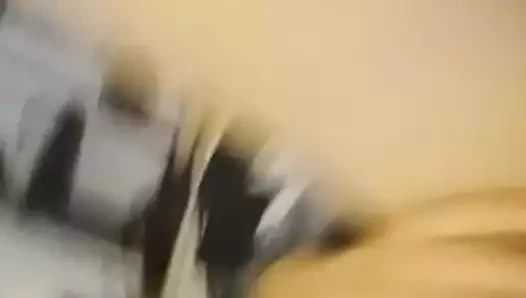 Karım mükemmel göğüsleri göster, güzel kedi ve se ile oynuyor