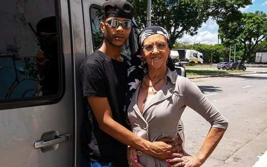 Sıska başörtüsü nine götünü parçalıyor