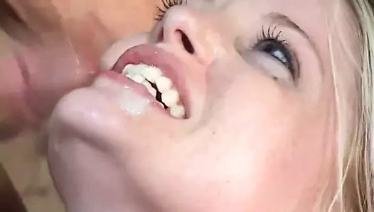 Minik sarışın fahişe alır onu traş kedi dolu ile bir sert çük