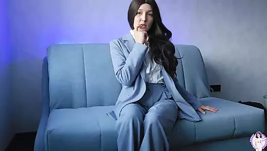 İşten eve gelen sekreter vücudunu gösteriyor ve mastürbasyon yapıyor