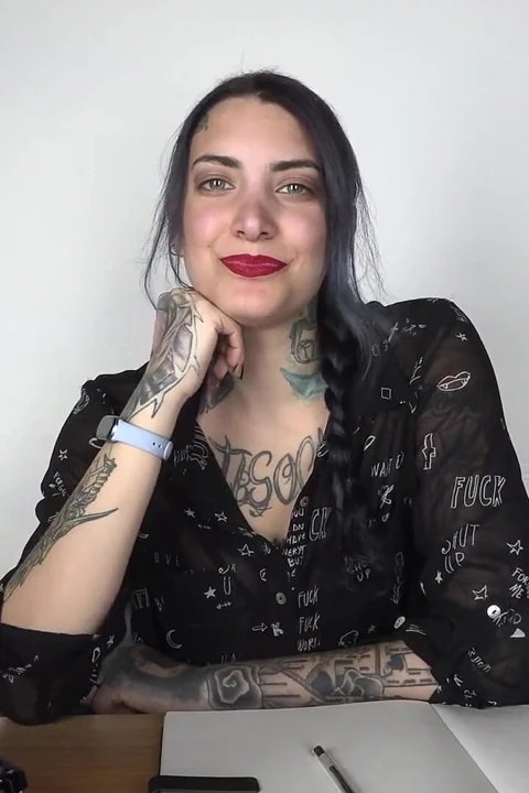Azgın kadın patron çalışanına nefis ayaklarına tapmasına izin verecek bir anlaşma sunuyor