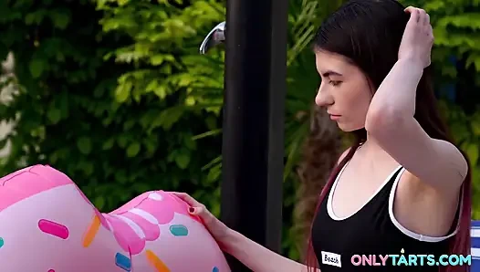 Ateşli yaz üçlü grup seks - üvey erkek kardeş üvey kız kardeşinin amını arkadaşıyla paylaşıyor