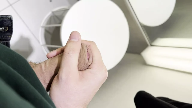 Soyunma odasında benim horoz ile oynuyor