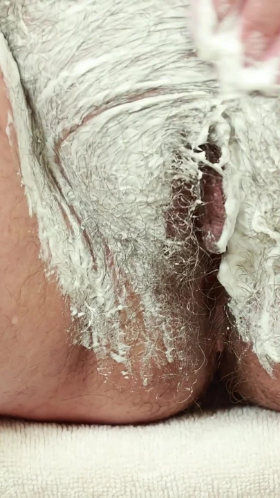 Büyük göbekli nine kıllı çalısını tıraş ediyor