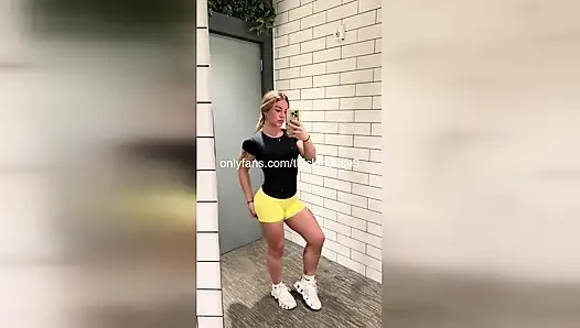 Ben canlı yayında fışkırtırken üvey babam içeri giriyor