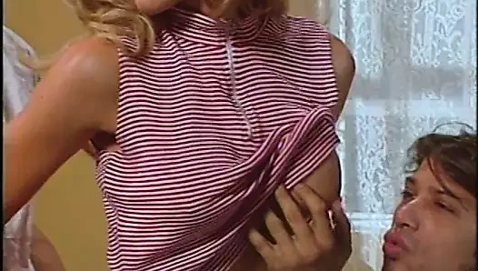 Büyük klitorisli sarışın yüze boşalmadan önce iki kalın üyeyi sikiyor