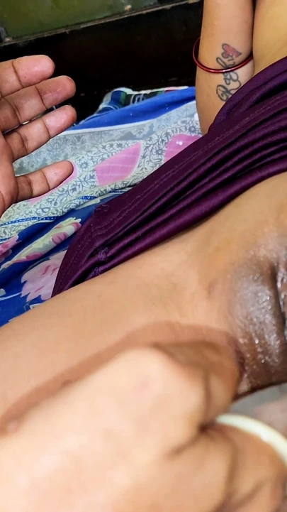 Hintli Desi Sasur Bahu Yatakta Yaşlı Adamla Pembe Amını Yalayarak Sert Seks | Bölüm 2
