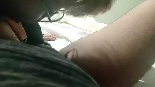 Gözlüklü nine yarak emiyor, kocasının onu sevgilisiyle bulmasından korkuyor