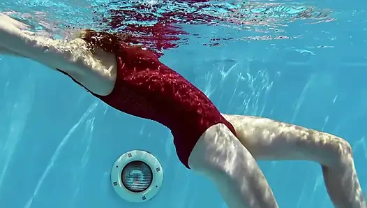 Ateşli karışık ırk genç fernanda releve çıplak yüzerken