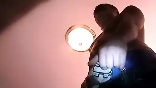 Düz züppe blaze seviyor için masturbasyon yapmak onun sert horoz üzerinde bir yatak