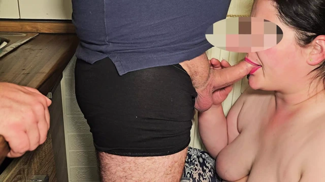 Derin gırtlak, büyülü dil oyunu, ağzıma boşalıyor ve ona sütüyle nasıl oynadığımı gösteriyorum .1part