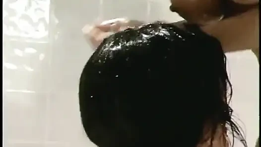 Birkaç lezbiyen birbirlerinin ateşli amlarını yalıyor ve parmaklıyor