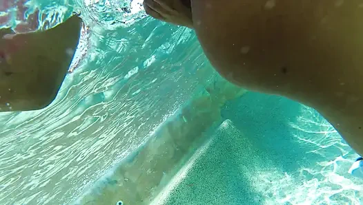 Havuzda ateşli lezbiyen ırklararası eğlence