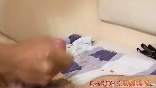 genç Asya homo yapar baba sert ve vuruş onun horoz