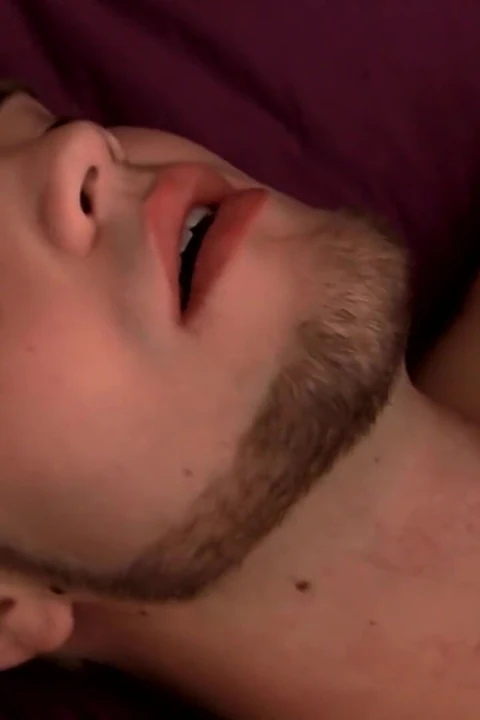 Katt heteroseksüel Billy'ye biraz sikişiyor!