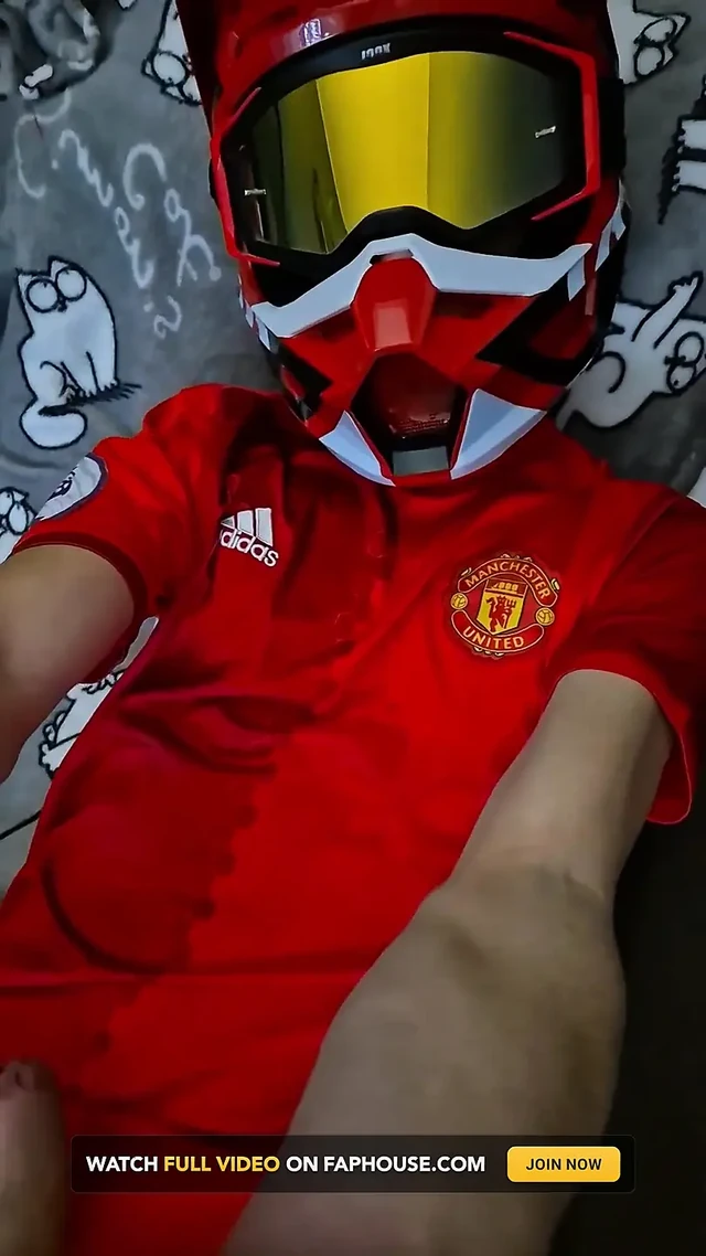 Büyük yarak tişörte boşalıyor