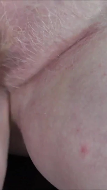 Обязательный для просмотра момент из "Грязная старая бабушка трахает молодого любительницу-игрушку, зрелую милфу-любовницу большой член на диване! Ей нравится контролировать!"