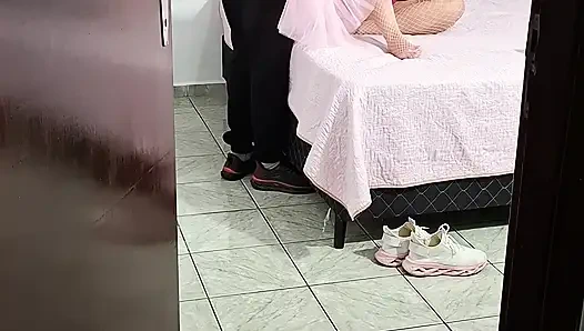 Üvey kız sabahın erken saatlerinde Karnaval'dan eve gelir ve sakso çekiyor.