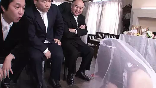 Gelin farklı yarakları emiyor ve sonra ağzına sikiliyor