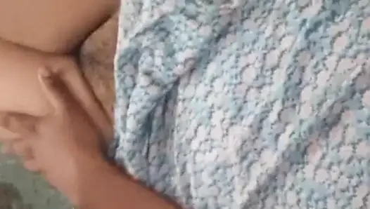 Ateşli esmer kadın oyuncak ayının üstünde dev dildoyla mastürbasyon yapıyor