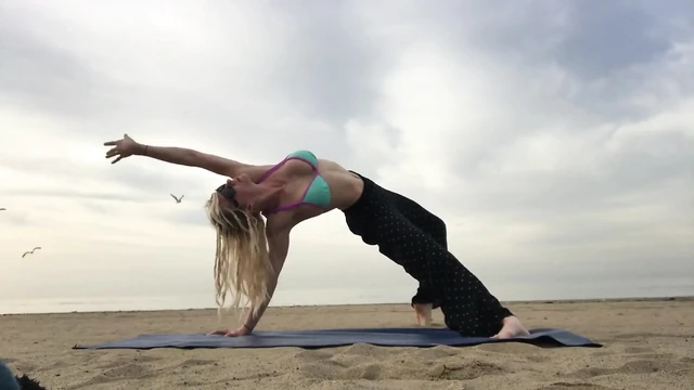 Пляжная йога в бикини Топ