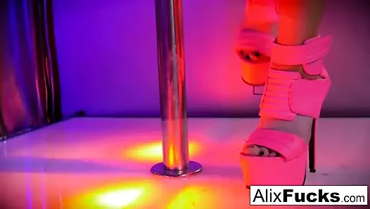 Seksi striptizci alix lynx parmaklar ona sıkı kedi