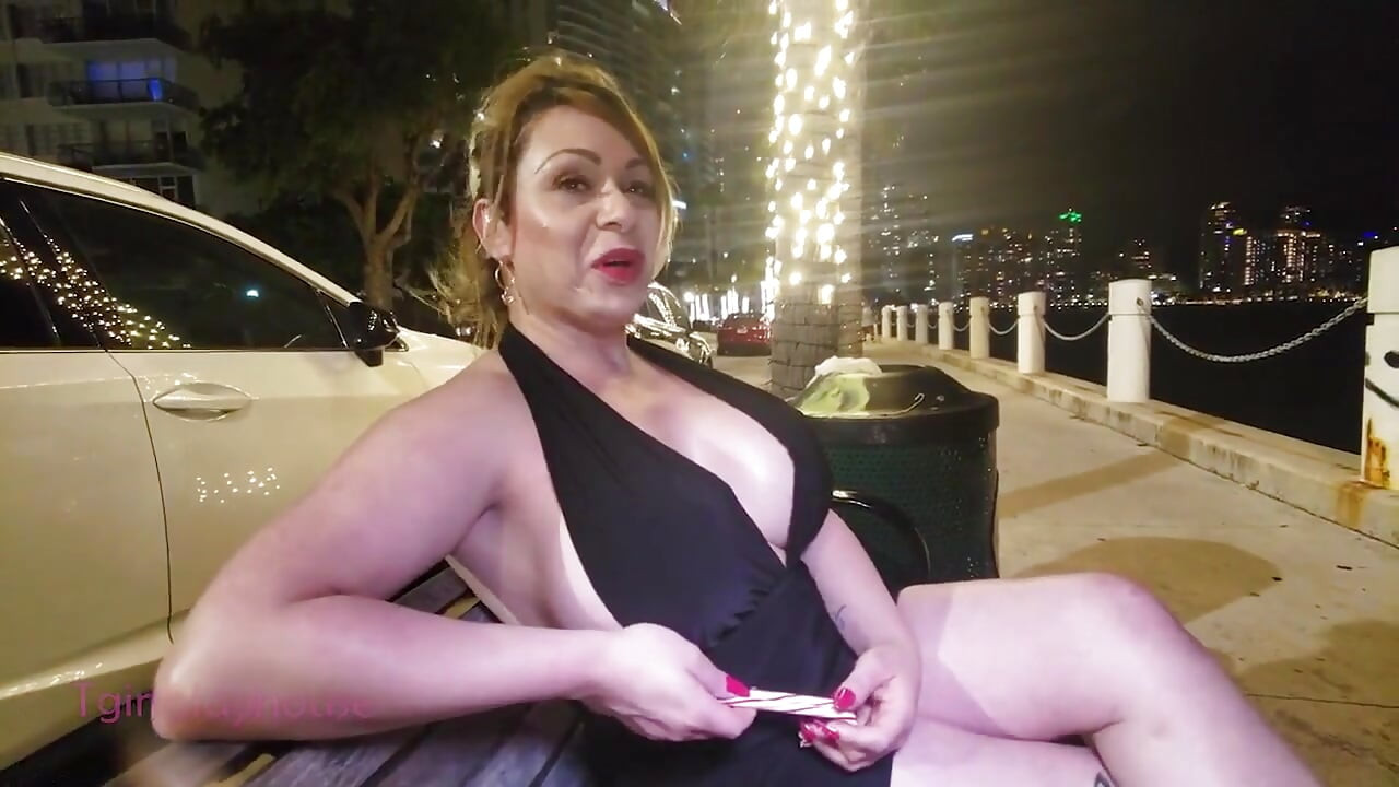 Seksi bir kızı sokaklardan alıp ona büyük zenci yarağımı veriyorum