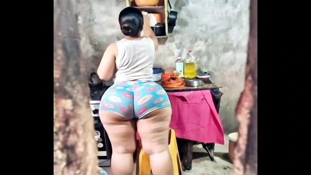 Büyük götlü komşu çörek şortuyla işleniyor