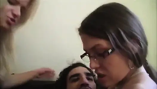 Sarılan yarağı sarışın seviyor esmer seviyor... üçlü seks