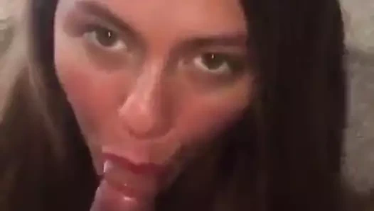 amatör bayan baba bf'nin küçük horozunu emer