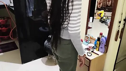 Yaramaz genç kız üniversite öğretmeni tarafından sikiliyor ve sert