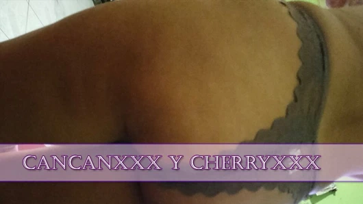 Üvey babam eve gelir ve ben odamdayken beni izler.