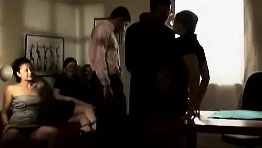 Olgun sarışın ateşli oyuncu seçmelerinde zonklayan büyük zenci gırtlağına kadar alıyor
