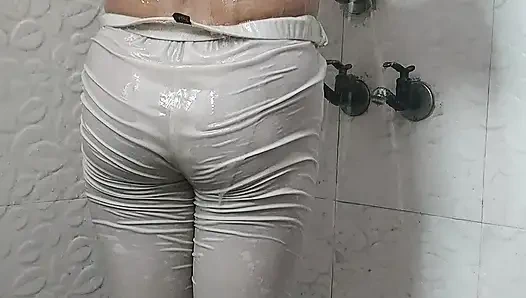 Ateşli bu sıkı tayt içinde mükemmel bir şekilde şekilleniyor