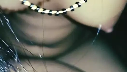 Latika üvey erkek kardeşinin büyük yarağını emiyor ve sert sikişiyor