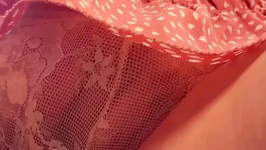 Elbisemin altında amcığımla oynuyorum