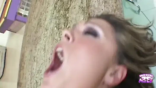 Havuz başında eğleniyordu ama sonra bu adam yüzüne boşalıyor