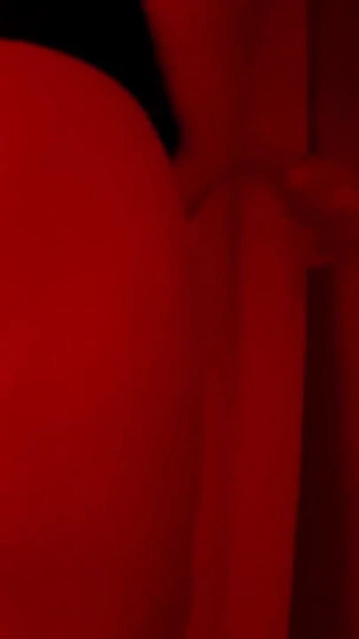 Disko tuvaletinde duvar deliği, bir yabancıyı emiyor | Klip 3