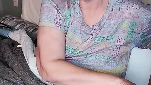 Ateşli orta yaşlı seksi kadın erkek arkadaşından ayrıldıktan sonra mastürbasyon yapıyor!