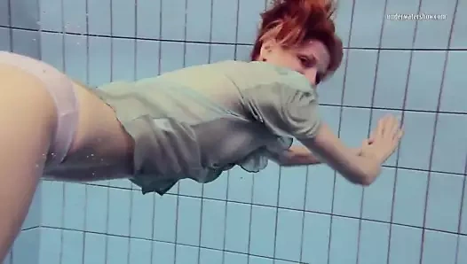 Nastya volna bir dalga gibi ama su altında