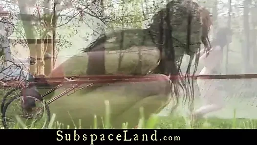 Köle genç koymak için çekmek bir araba süre bağlı ve esnemeler